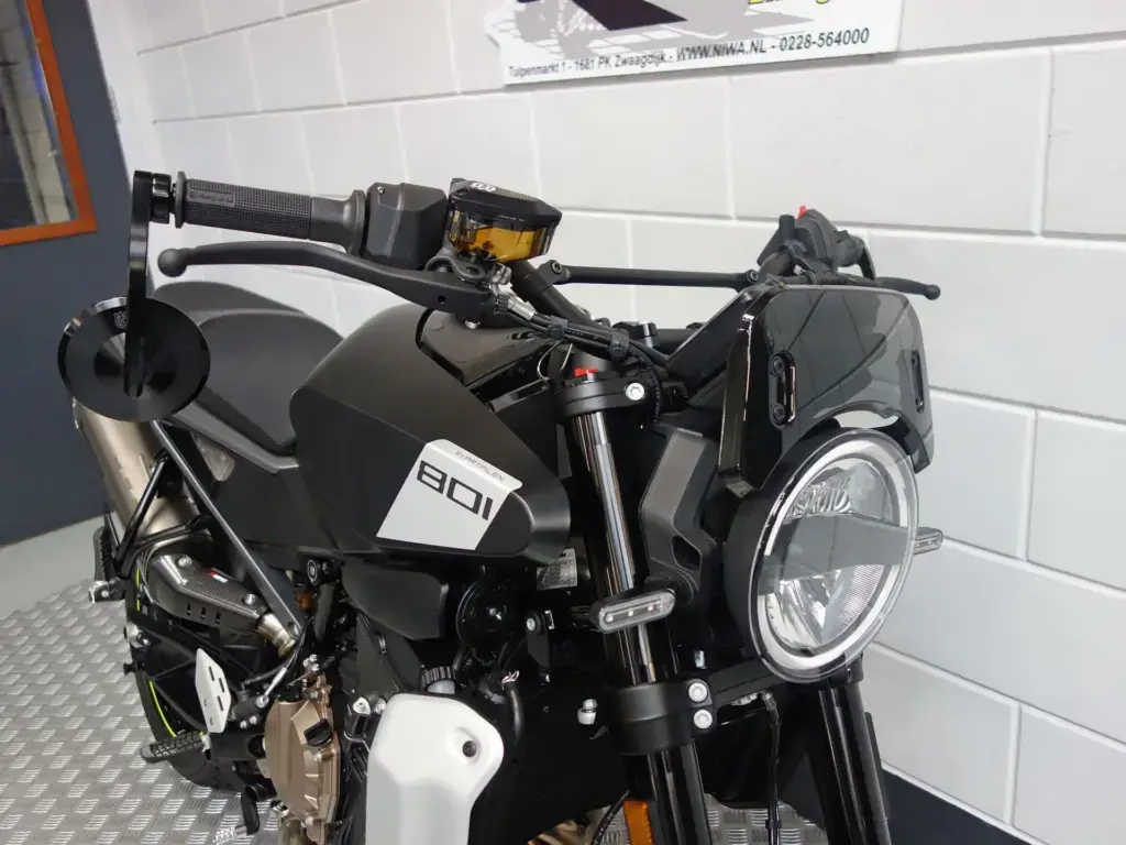 Nieuwe Husqvarna Svartpilen naked bike met 799cc motor uit 2025 bij NIWA Motoren