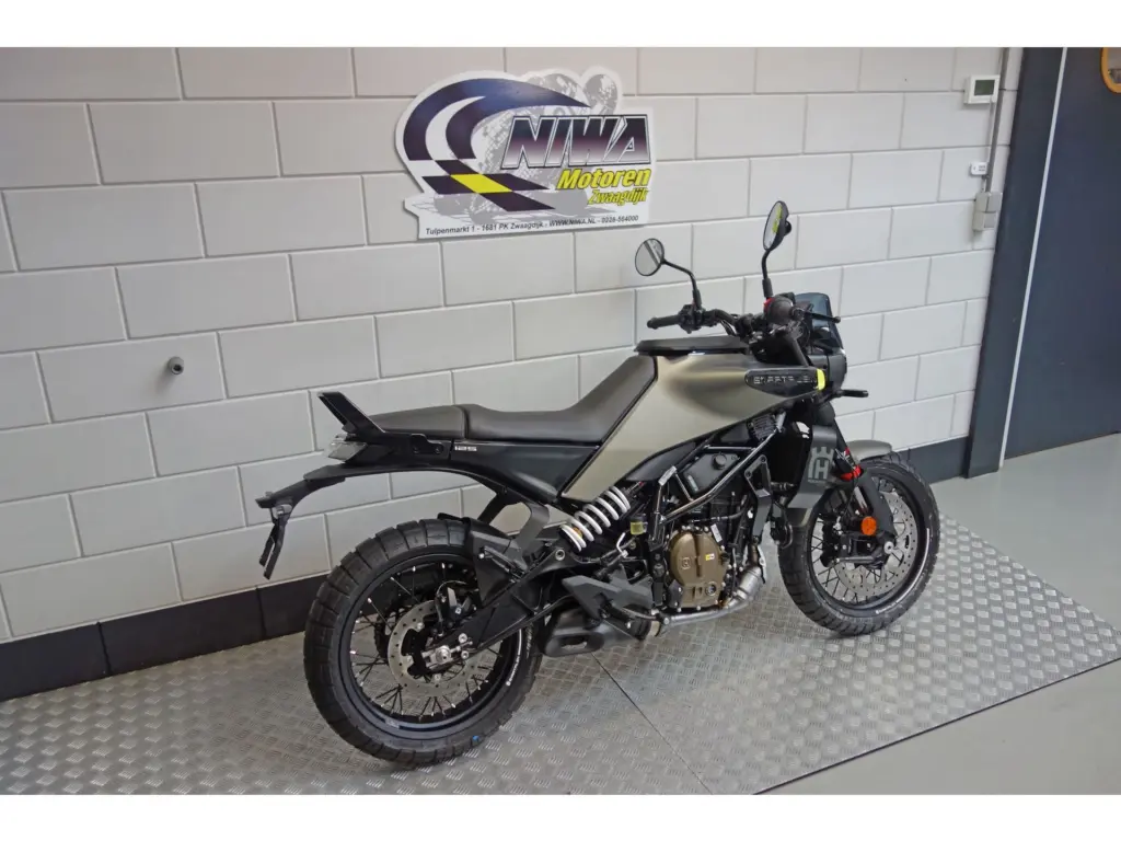 Nieuwe Husqvarna Svartpilen naked bike met 125cc motor uit 2025 bij NIWA Motoren