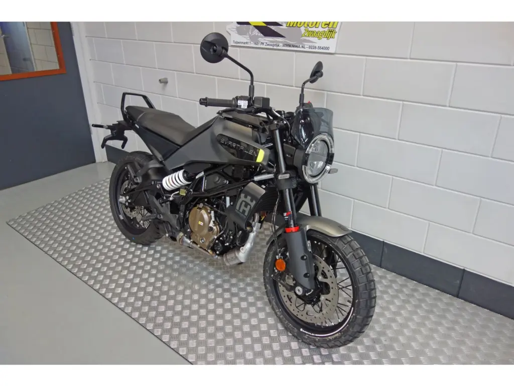 Nieuwe Husqvarna Svartpilen naked bike met 125cc motor uit 2025 bij NIWA Motoren