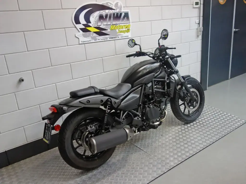 Nieuwe Kawasaki Eliminator 500 chopper met 451cc motor uit 2026 bij NIWA Motoren