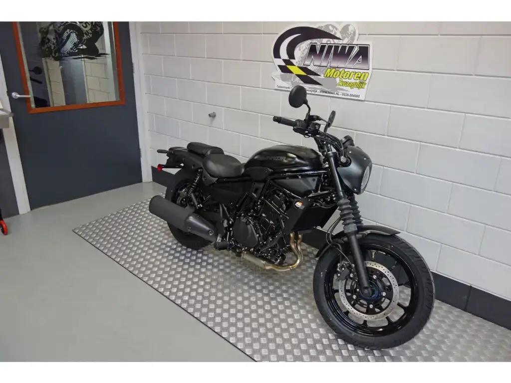 Gebruikte Kawasaki Eliminator 500 chopper met 451cc motor uit 2024 bij NIWA Motoren