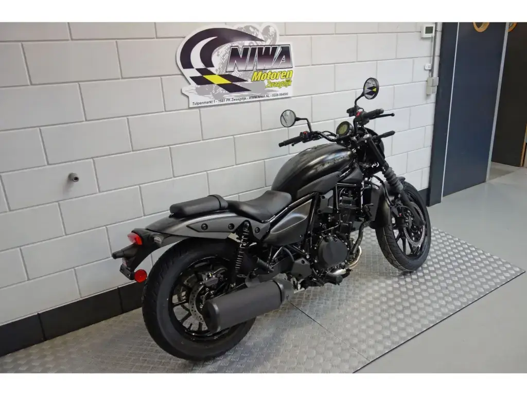 Gebruikte Kawasaki Eliminator 500 chopper met 451cc motor uit 2024 bij NIWA Motoren