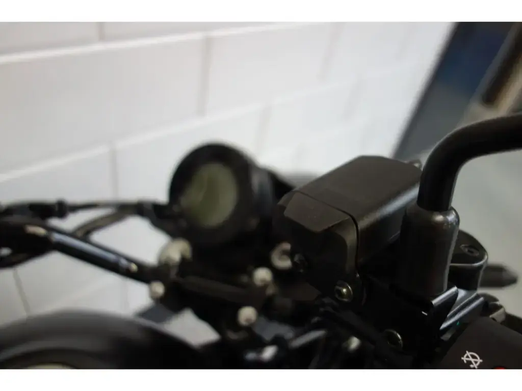 Gebruikte Kawasaki Eliminator 500 chopper met 451cc motor uit 2024 bij NIWA Motoren