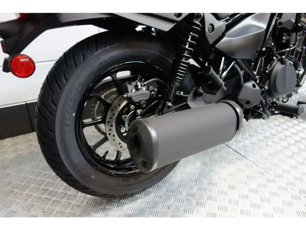 Gebruikte Kawasaki Eliminator 500 chopper met 451cc motor uit 2024 bij NIWA Motoren