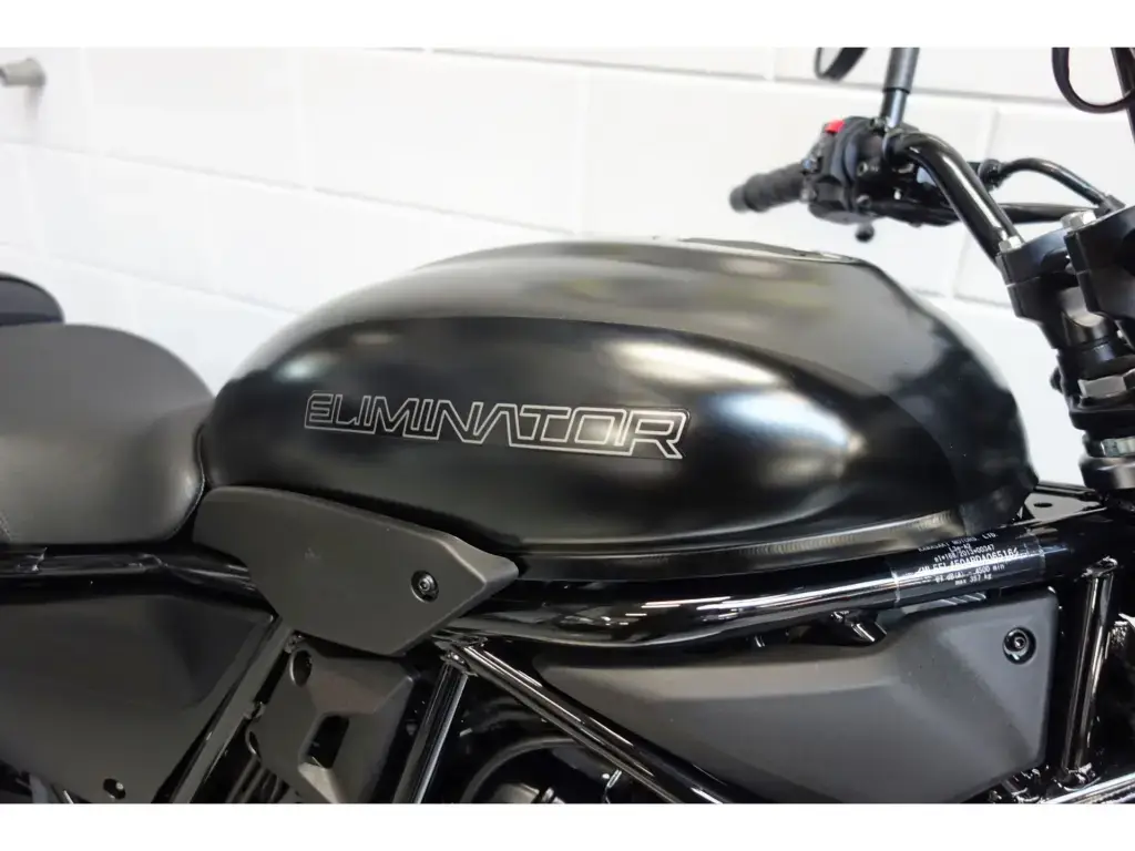 Gebruikte Kawasaki Eliminator 500 chopper met 451cc motor uit 2024 bij NIWA Motoren