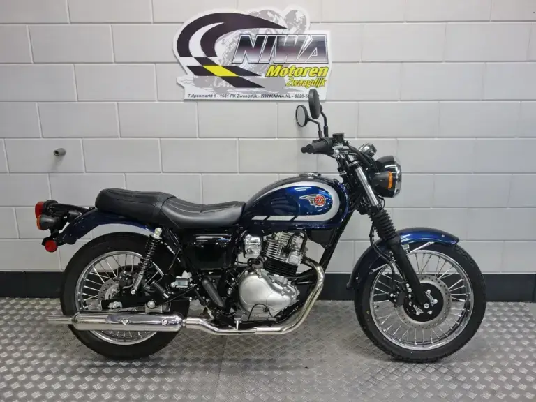 Nieuwe Kawasaki W 230 naked bike met 233cc motor uit 2026 bij NIWA Motoren
