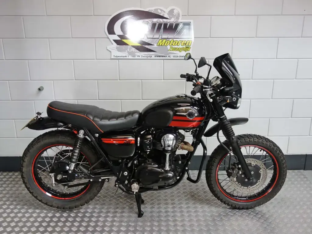 Gebruikte Kawasaki W800 naked bike met 773cc motor uit 2014 bij NIWA Motoren