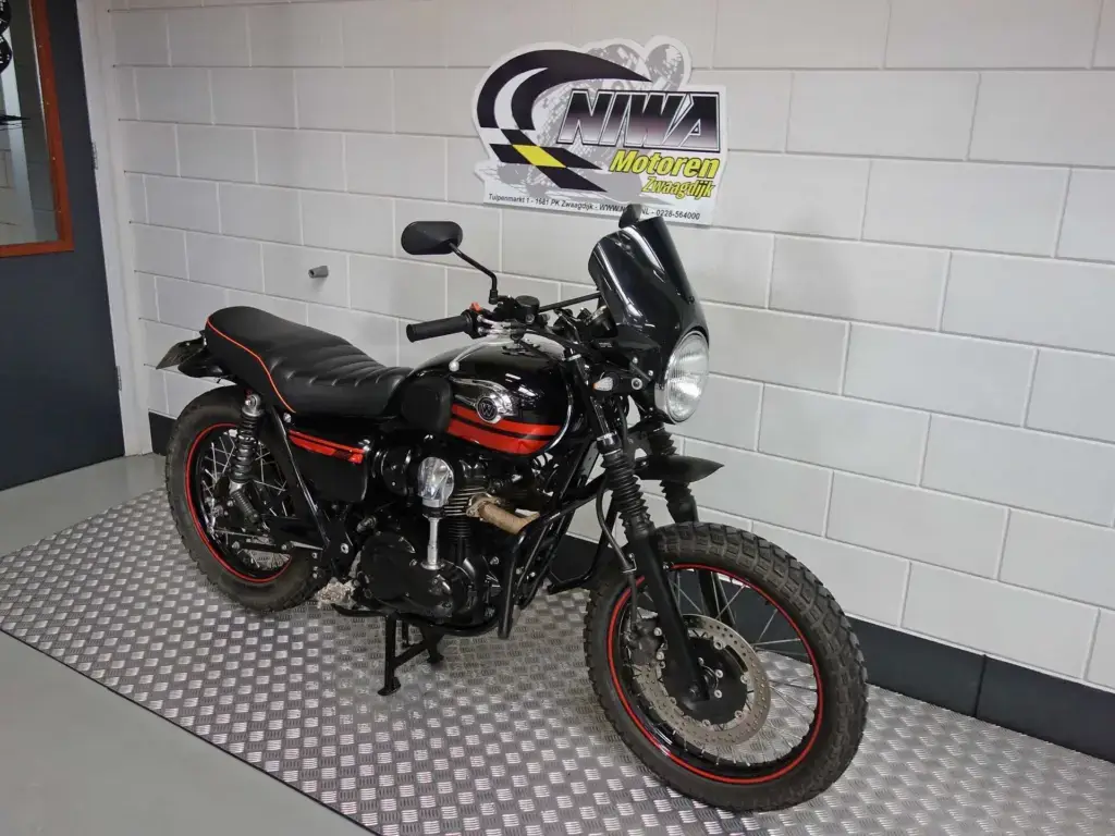 Gebruikte Kawasaki W800 naked bike met 773cc motor uit 2014 bij NIWA Motoren