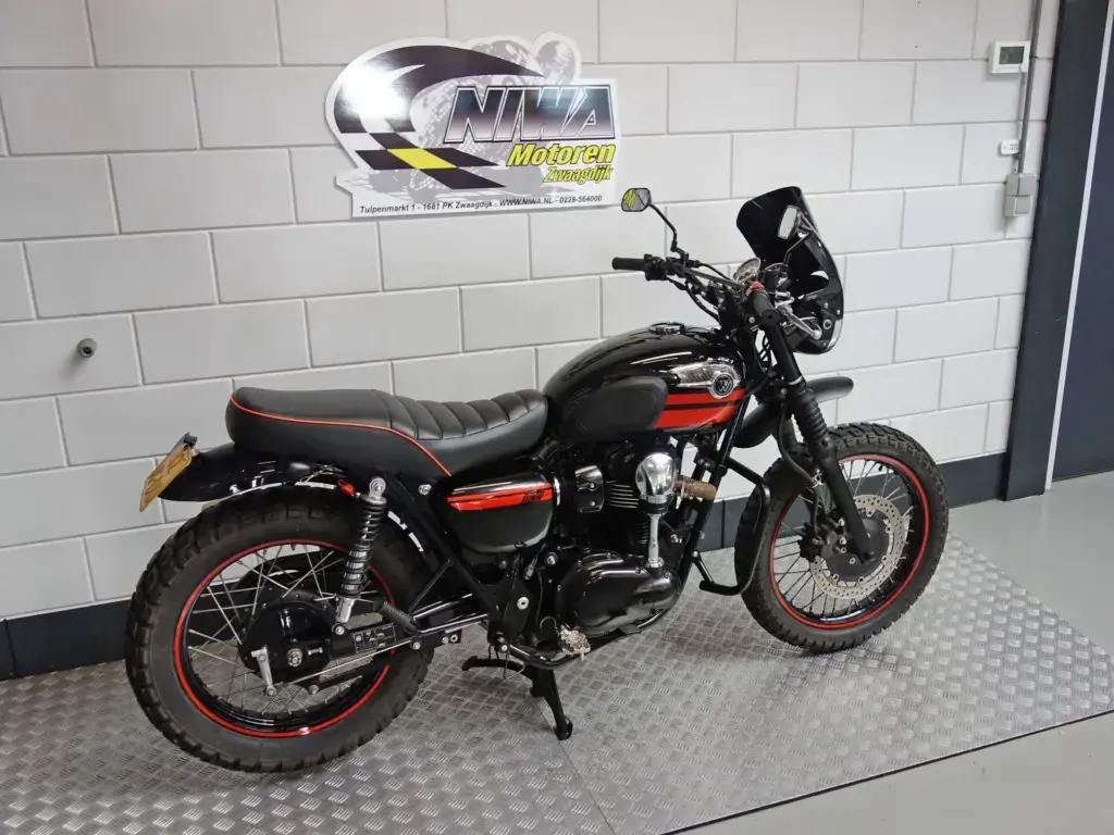 Gebruikte Kawasaki W800 naked bike met 773cc motor uit 2014 bij NIWA Motoren