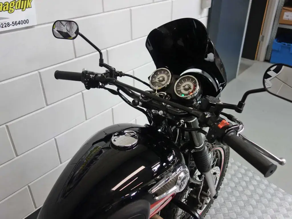 Gebruikte Kawasaki W800 naked bike met 773cc motor uit 2014 bij NIWA Motoren