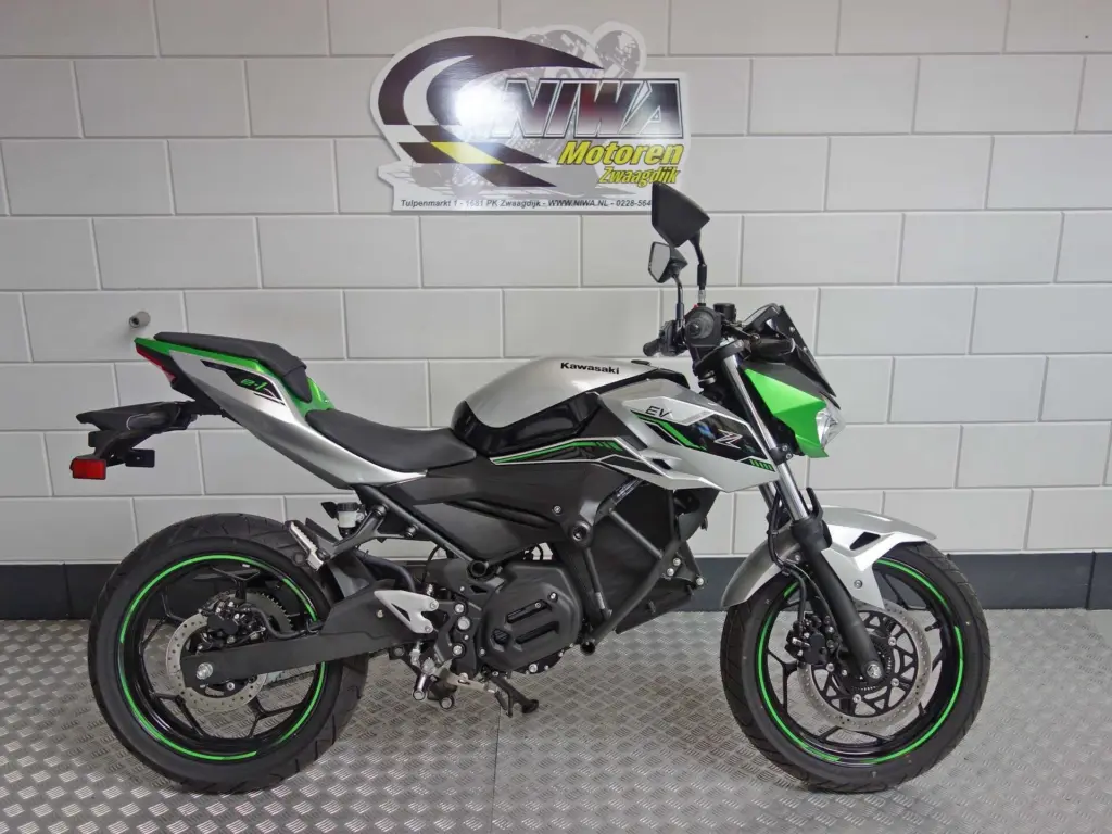Nieuwe Kawasaki Z e-1 naked bike met cc motor uit 2024 bij NIWA Motoren