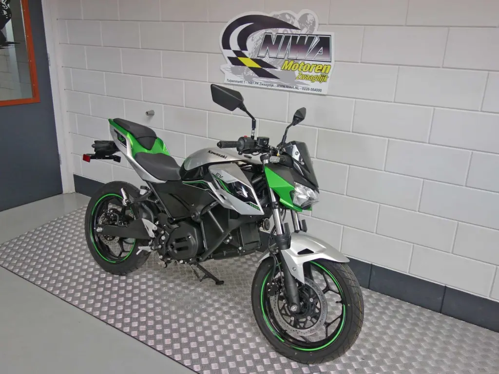 Nieuwe Kawasaki Z e-1 naked bike met cc motor uit 2024 bij NIWA Motoren
