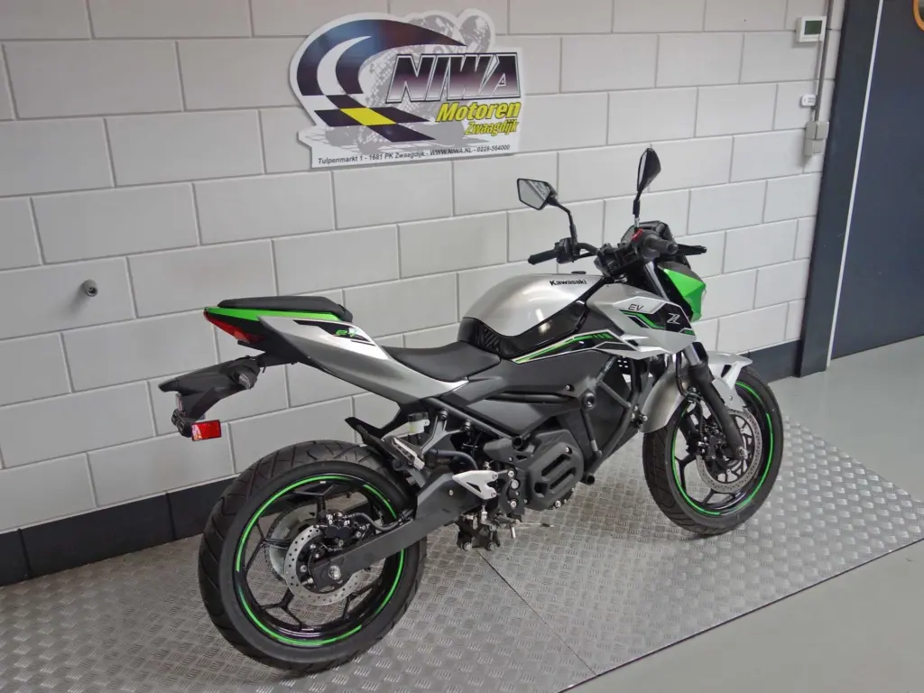 Nieuwe Kawasaki Z e-1 naked bike met cc motor uit 2024 bij NIWA Motoren