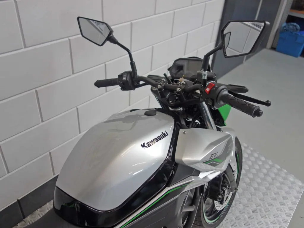 Nieuwe Kawasaki Z e-1 naked bike met cc motor uit 2024 bij NIWA Motoren