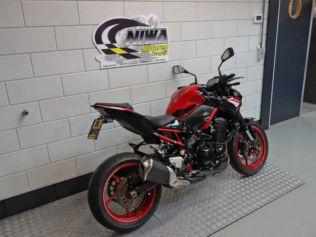 Gebruikte Kawasaki Z900 naked bike met 948cc motor uit 2024 bij NIWA Motoren