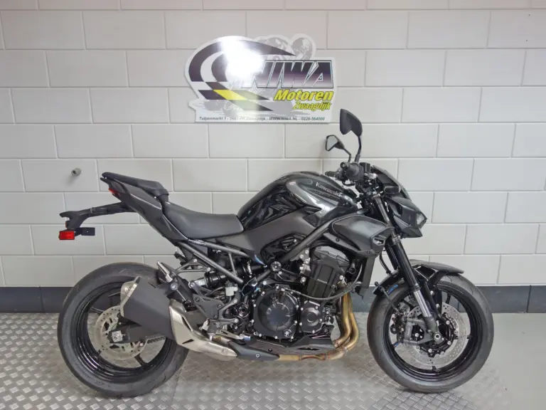 Nieuwe Kawasaki Z500 naked bike met 451cc motor uit 2025 bij NIWA Motoren