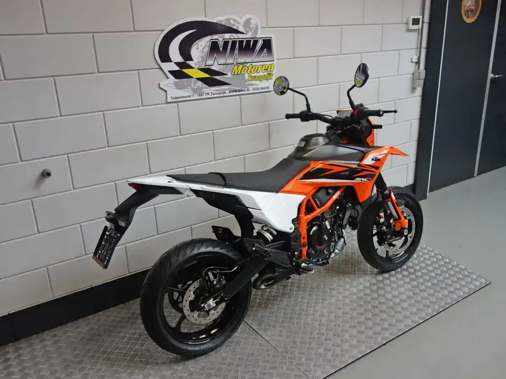 Nieuwe KTM 125 supermotard met 125cc motor uit 2025 bij NIWA Motoren
