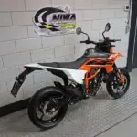 Nieuwe KTM 125 SMC supermotard met 125cc motor uit 2025 bij NIWA Motoren