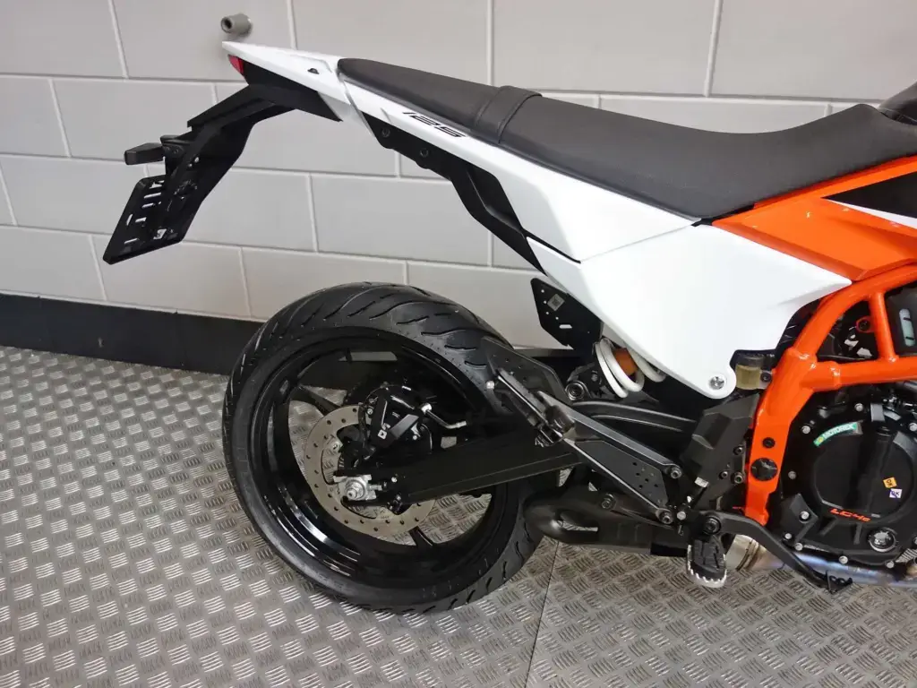 Nieuwe KTM 125 supermotard met 125cc motor uit 2025 bij NIWA Motoren