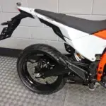 Nieuwe KTM 125 SMC supermotard met 125cc motor uit 2025 bij NIWA Motoren