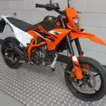 Nieuwe KTM 125 SMC supermotard met 125cc motor uit 2025 bij NIWA Motoren