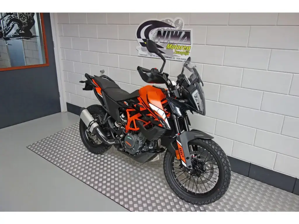 Nieuwe KTM 390 tour met 373cc motor uit 2024 bij NIWA Motoren