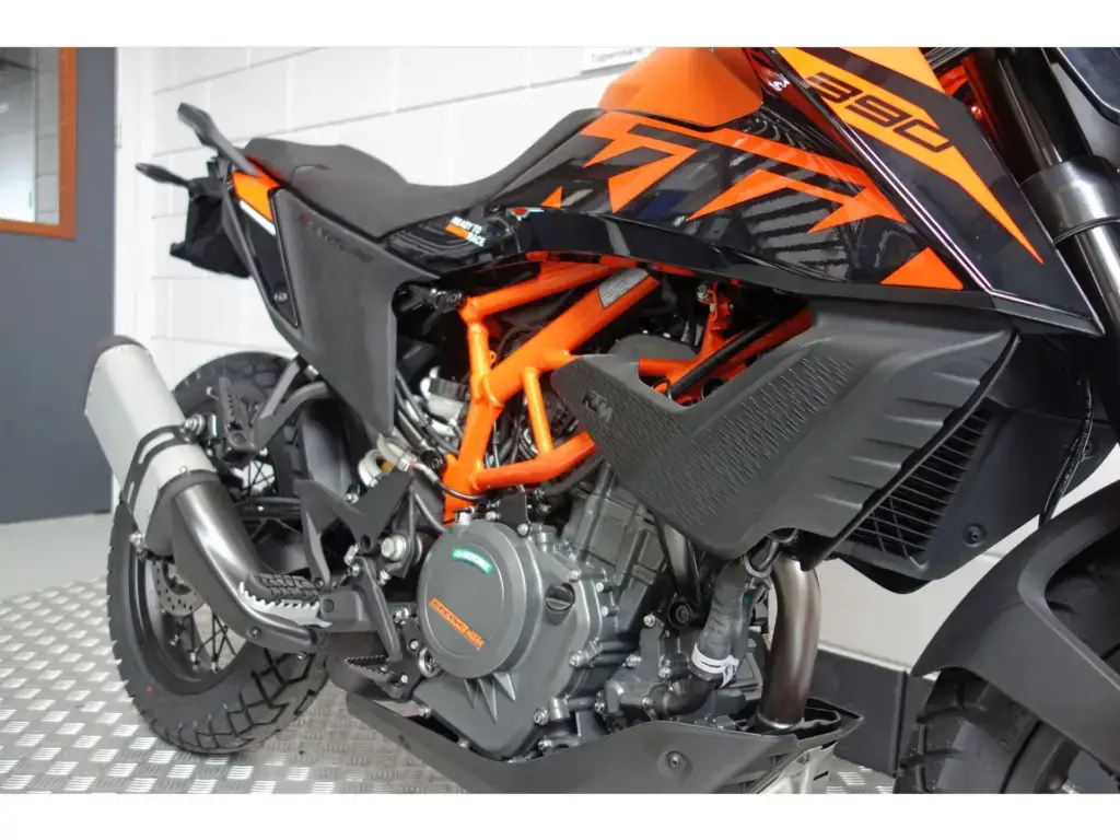 Nieuwe KTM 390 tour met 373cc motor uit 2024 bij NIWA Motoren