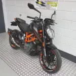 Gebruikte KTM 390 Duke naked bike met 373cc motor uit 2023 bij NIWA Motoren