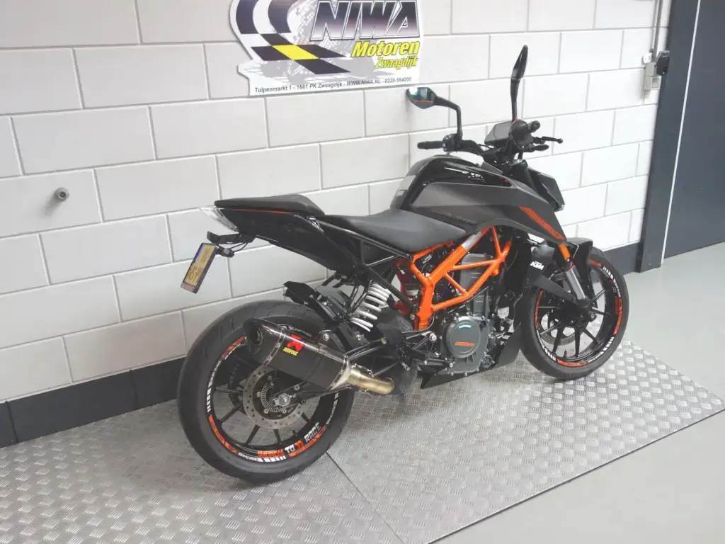 Gebruikte KTM 390 naked bike met 373cc motor uit 2023 bij NIWA Motoren