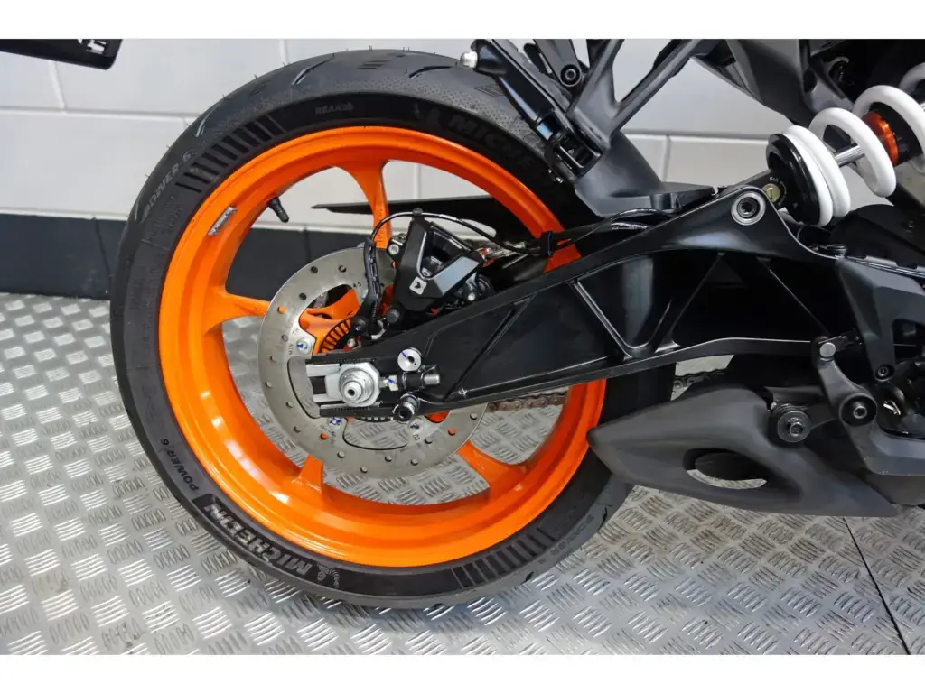 Nieuwe KTM 390 naked bike met 373cc motor uit 2025 bij NIWA Motoren