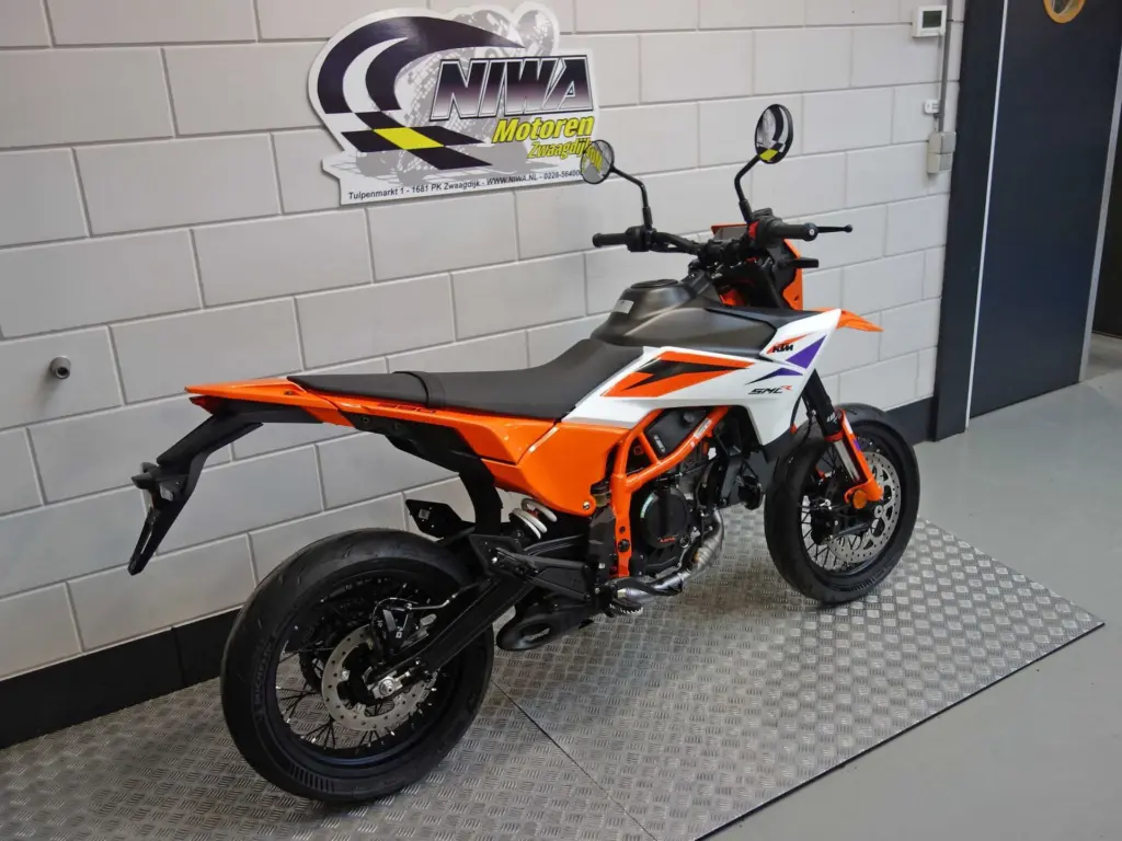 Nieuwe KTM 390 supermotard met 390cc motor uit 2026 bij NIWA Motoren