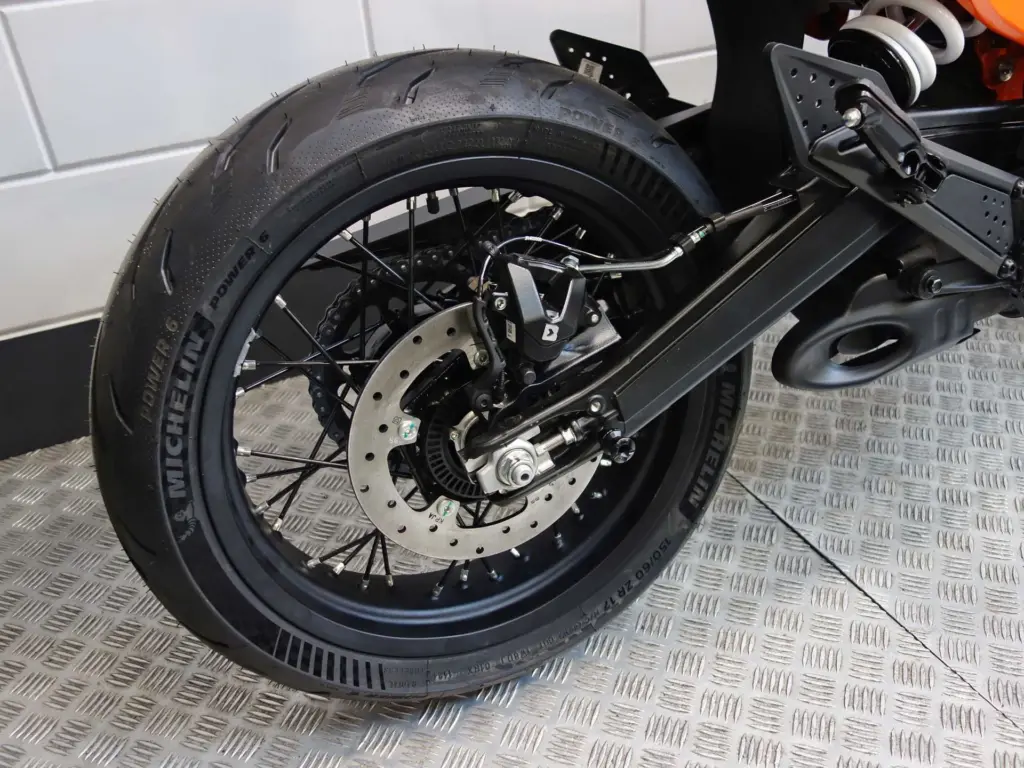 Nieuwe KTM 390 supermotard met 390cc motor uit 2026 bij NIWA Motoren