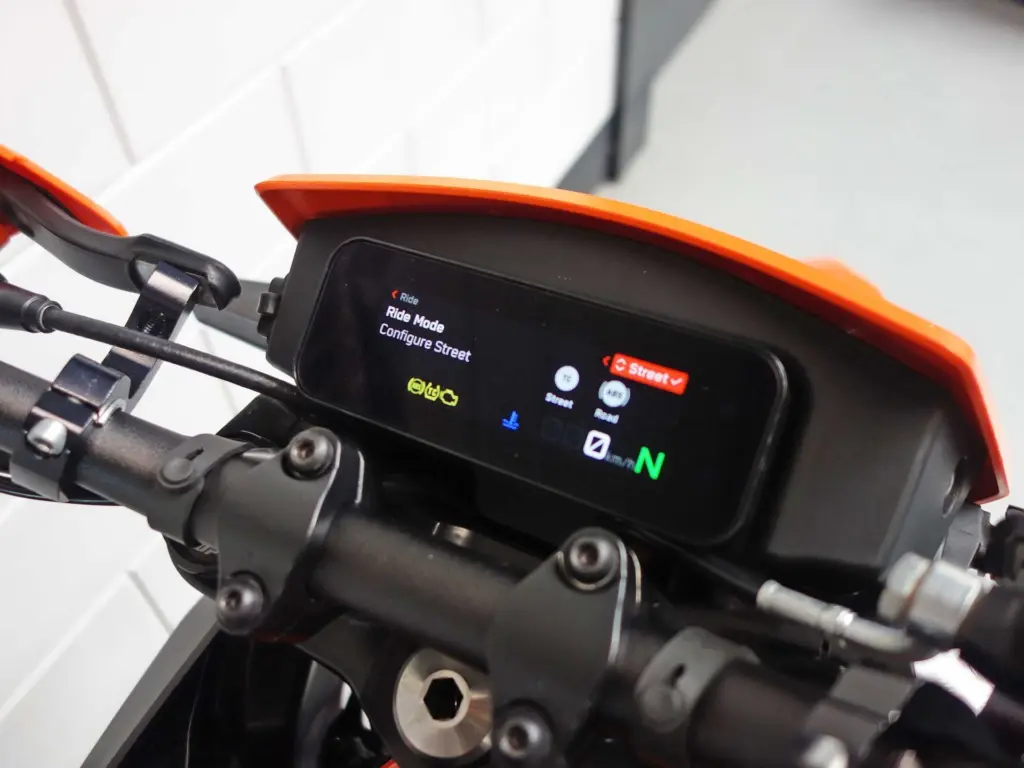Gebruikte KTM 390 supermotard met 399cc motor uit 2025 bij NIWA Motoren