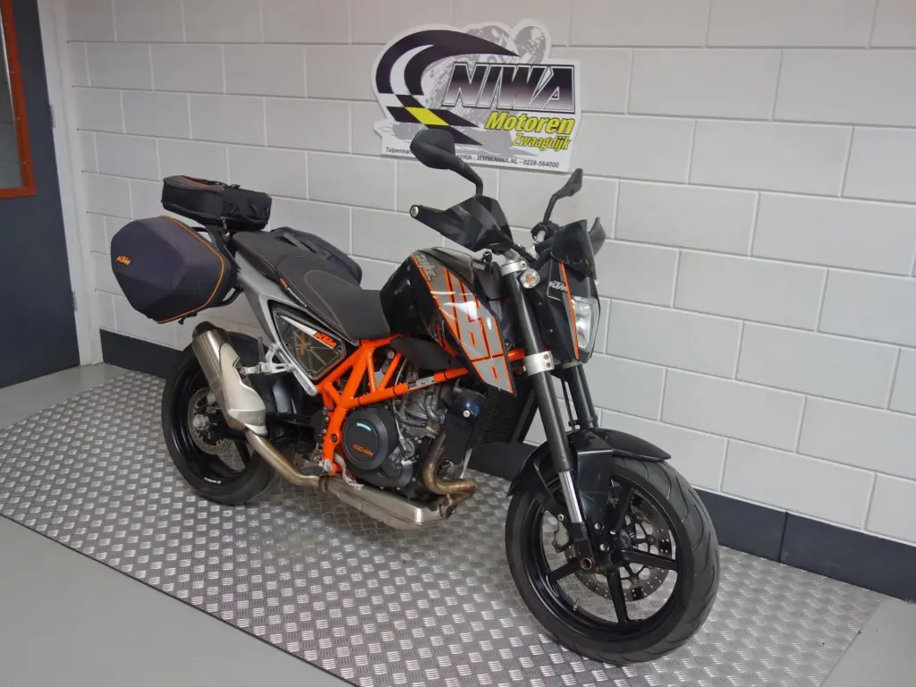 Gebruikte KTM 690 naked bike met 690cc motor uit 2012 bij NIWA Motoren