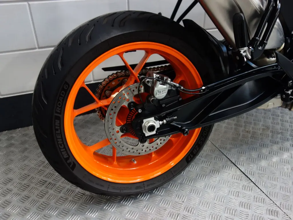 Gebruikte KTM 790 Duke naked bike met 799cc motor uit 2021 bij NIWA Motoren