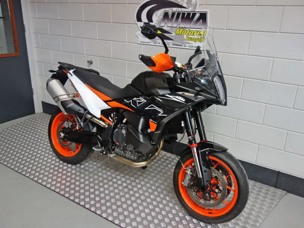 Gebruikte KTM 890 supermotard met 889cc motor uit 2026 bij NIWA Motoren