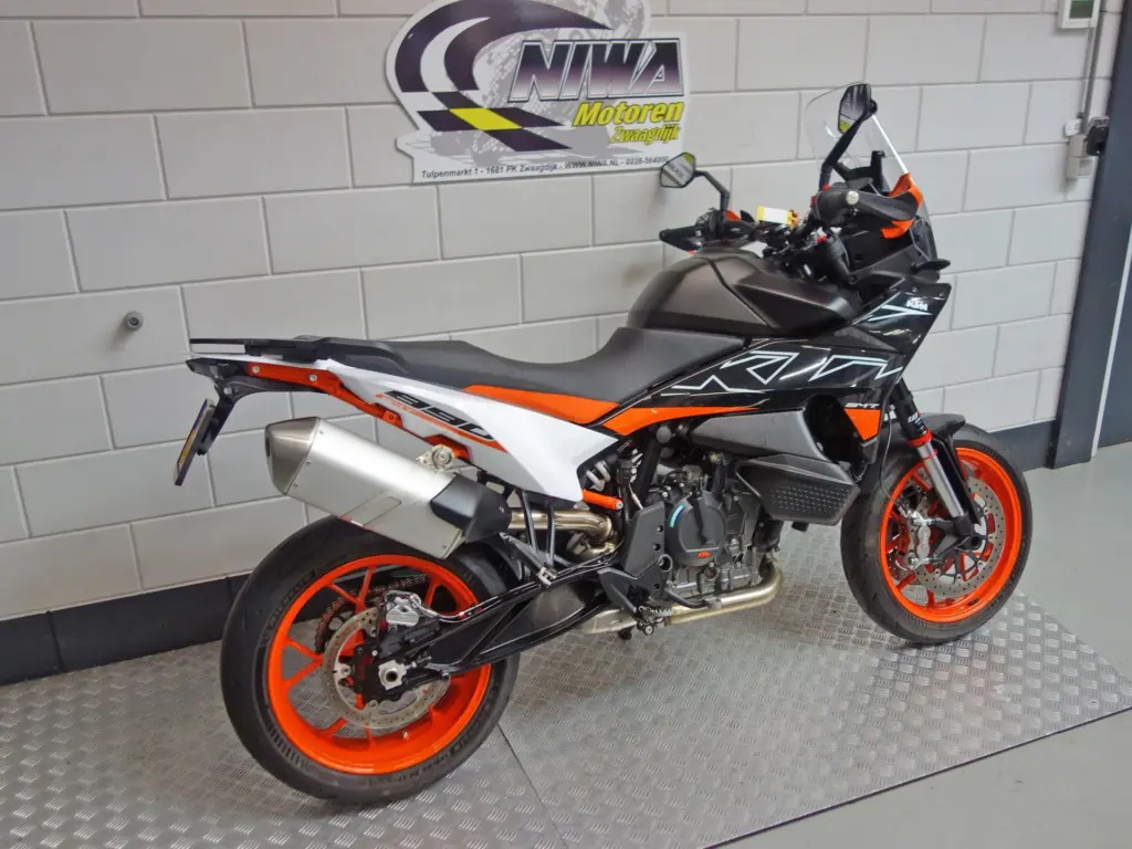 Gebruikte KTM 890 supermotard met 889cc motor uit 2026 bij NIWA Motoren