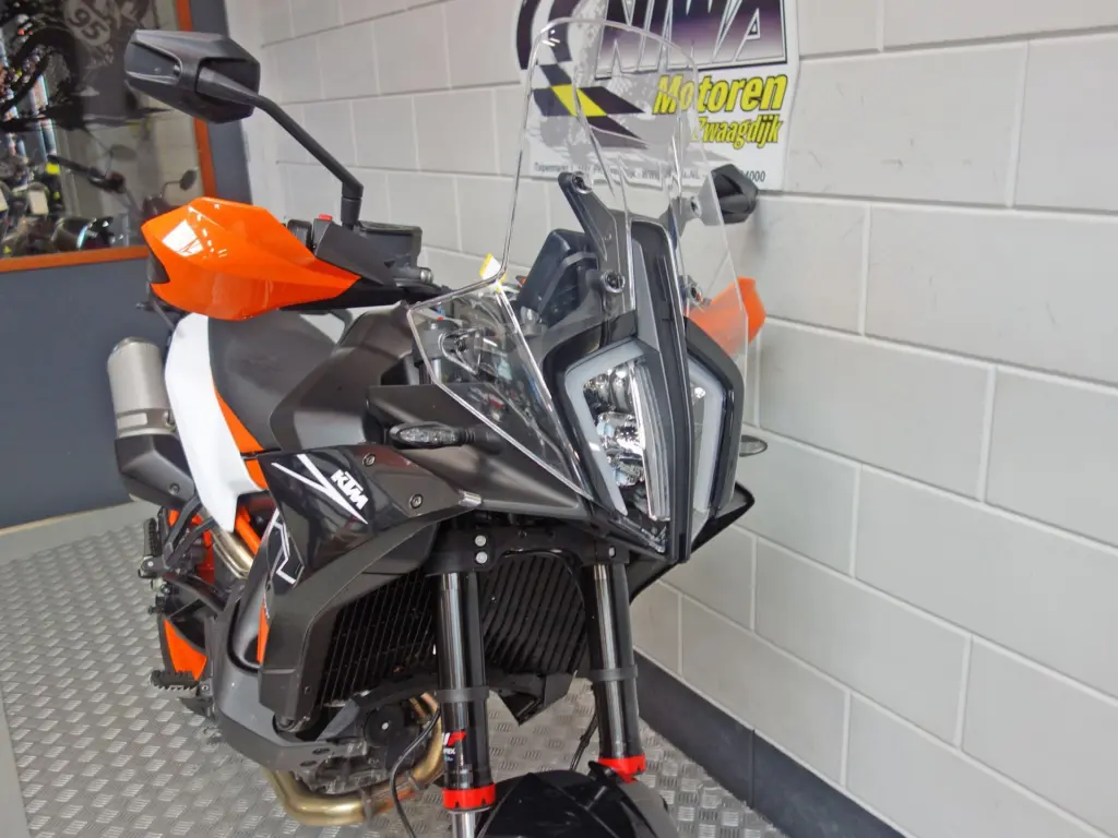Gebruikte KTM 890 supermotard met 889cc motor uit 2026 bij NIWA Motoren
