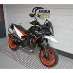 Nieuwe KTM 890 SMT supermotard met 889cc motor uit 2025 bij NIWA Motoren