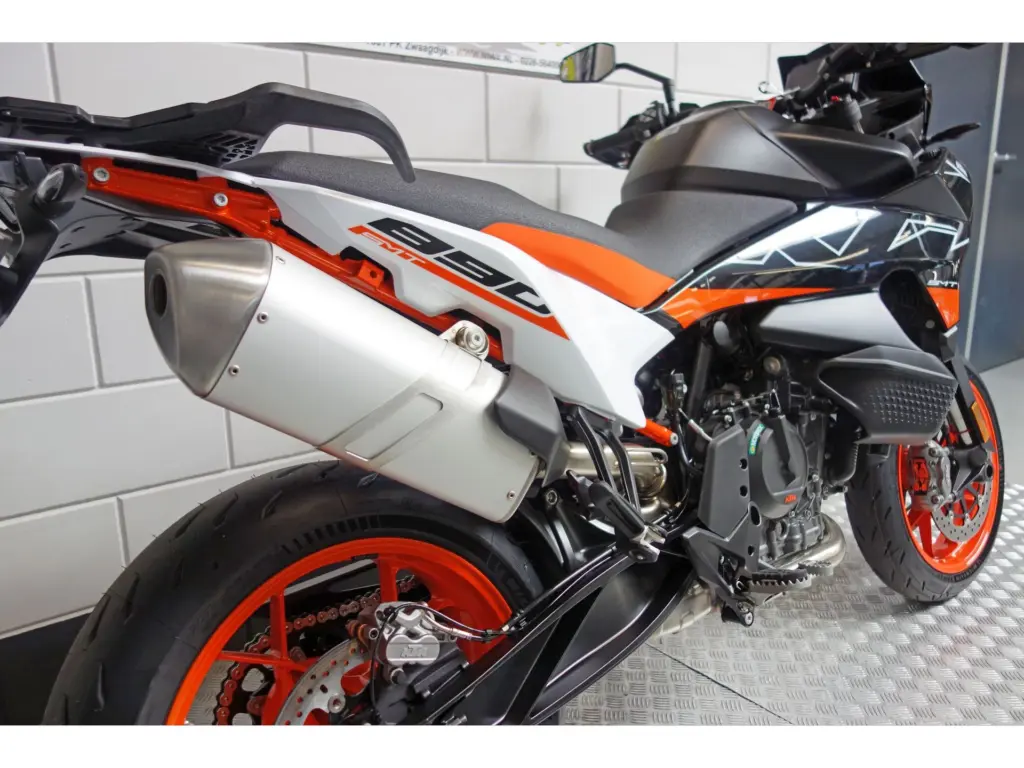 Nieuwe KTM 890 supermotard met 889cc motor uit 2025 bij NIWA Motoren