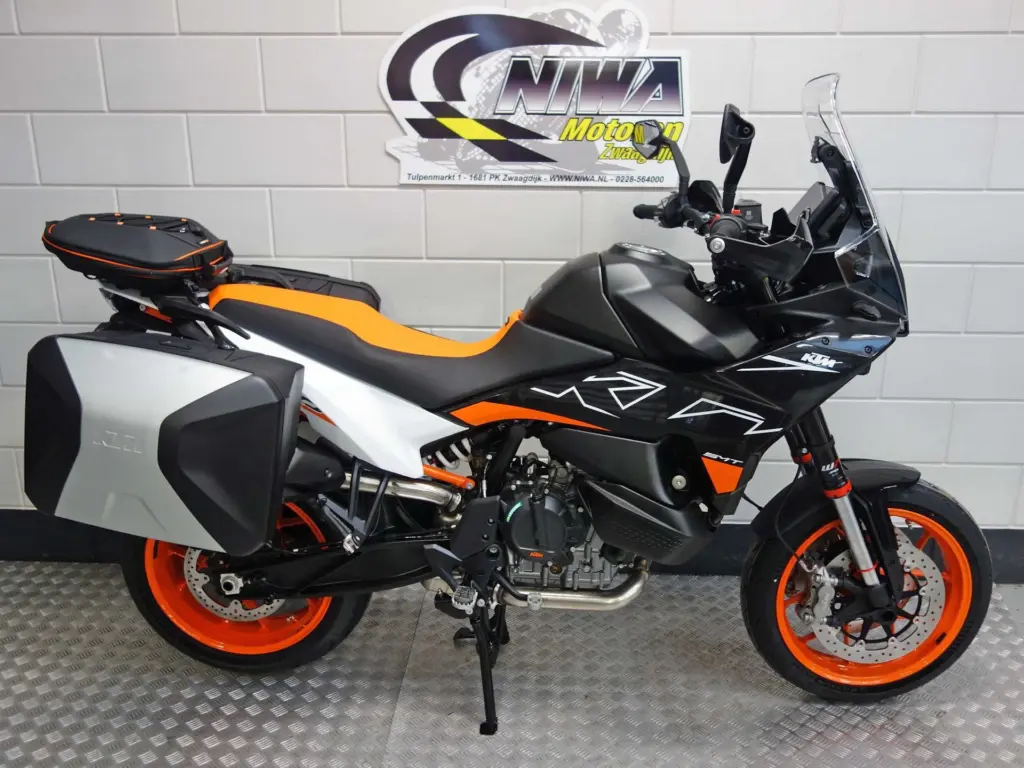 Nieuwe KTM 890 supermotard met 889cc motor uit 2025 bij NIWA Motoren