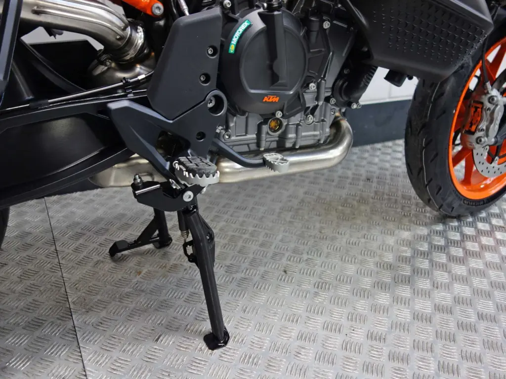 Nieuwe KTM 890 supermotard met 889cc motor uit 2025 bij NIWA Motoren