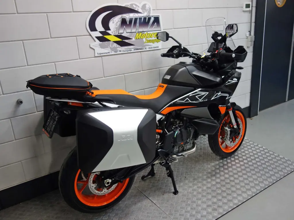Nieuwe KTM 890 supermotard met 889cc motor uit 2025 bij NIWA Motoren