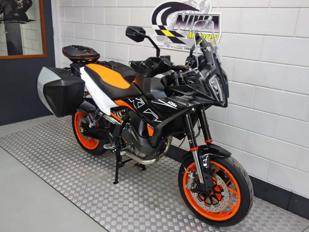 Nieuwe KTM 890 supermotard met 889cc motor uit 2025 bij NIWA Motoren