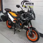 Nieuwe KTM 890 SMT supermotard met 889cc motor uit 2025 bij NIWA Motoren