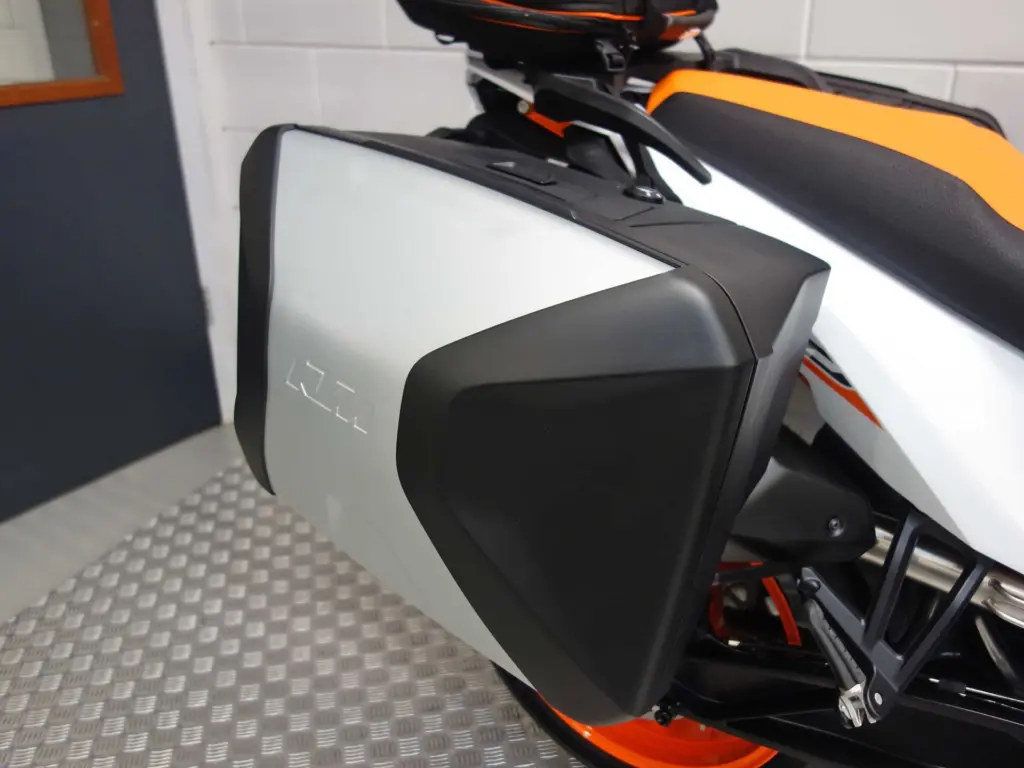 Nieuwe KTM 890 supermotard met 889cc motor uit 2025 bij NIWA Motoren