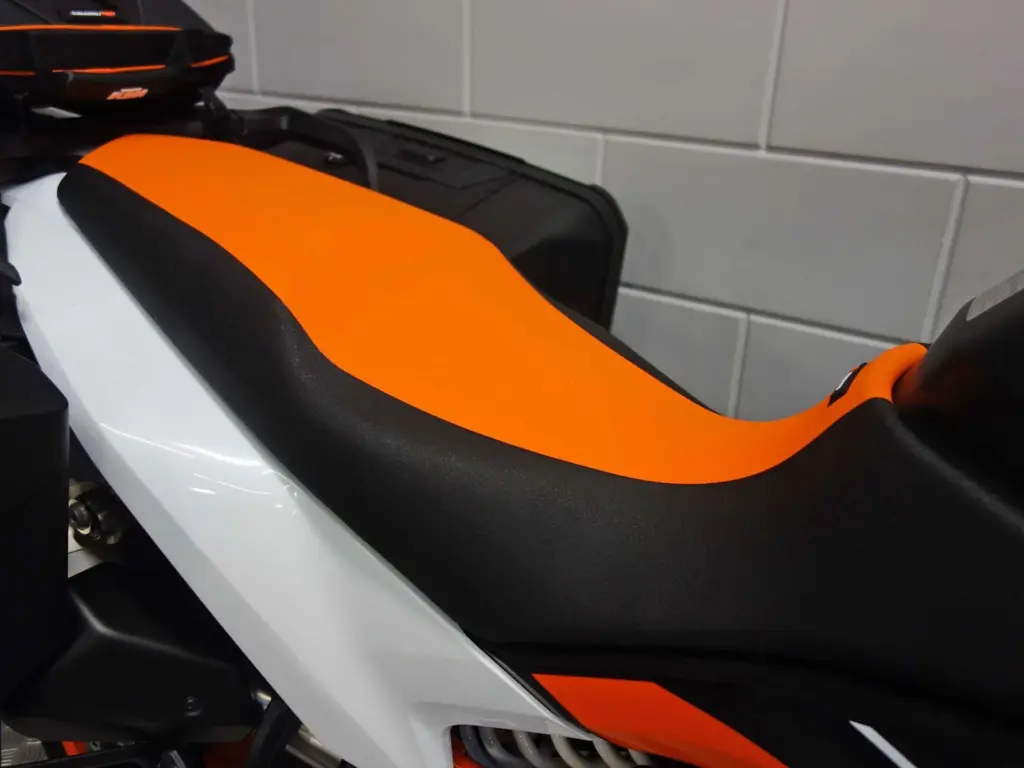 Nieuwe KTM 890 supermotard met 889cc motor uit 2025 bij NIWA Motoren
