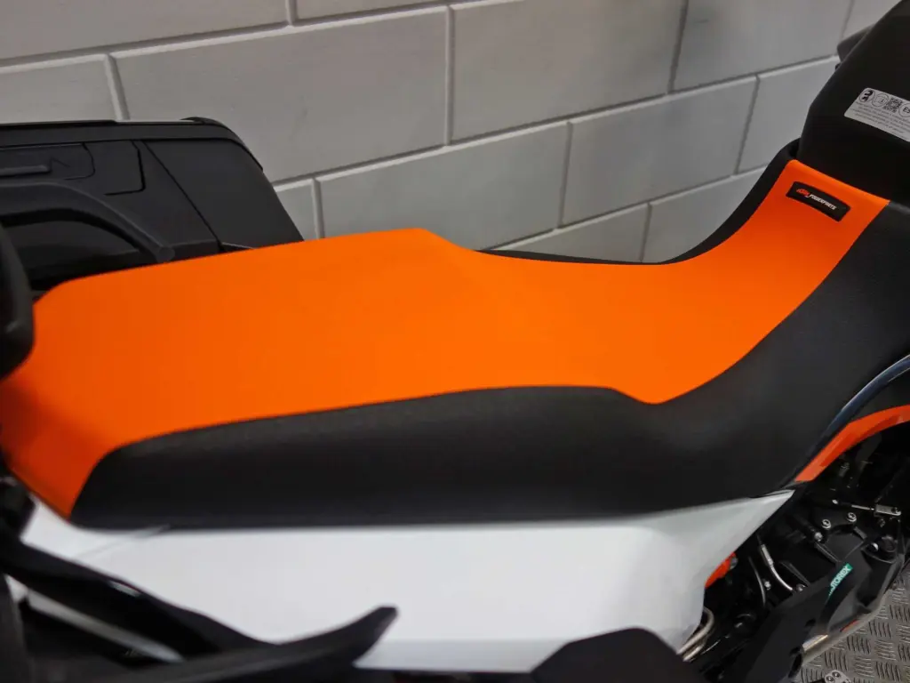 Nieuwe KTM 890 supermotard met 889cc motor uit 2025 bij NIWA Motoren