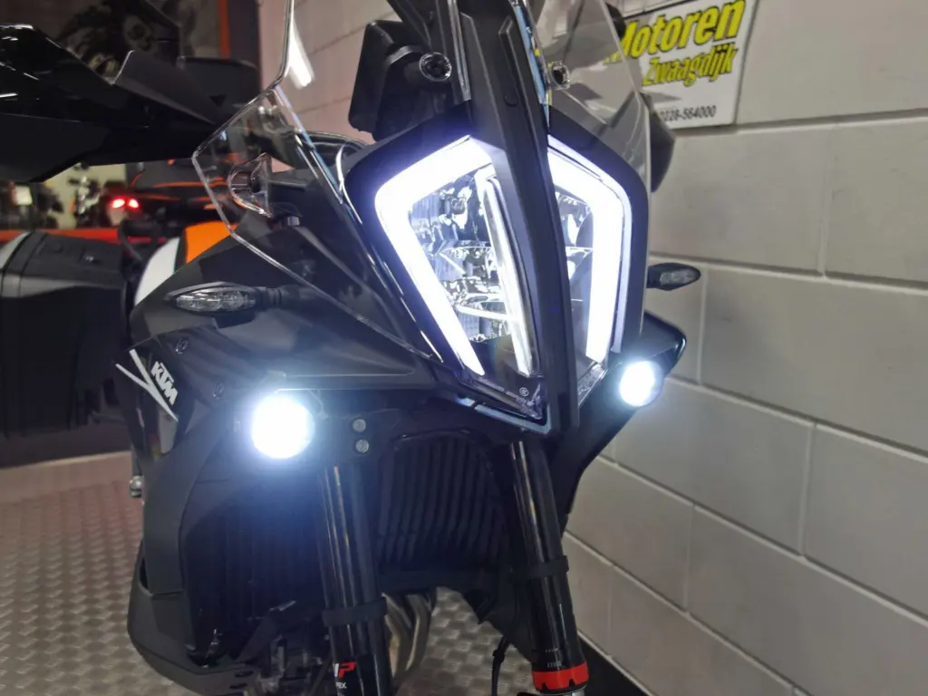 Nieuwe KTM 890 supermotard met 889cc motor uit 2025 bij NIWA Motoren