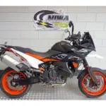 Gebruikte KTM 890 SMT supermotard met 889cc motor uit 2025 bij NIWA Motoren